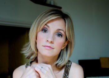 Cara Dillon shot in the face in Frome last night