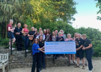 Ukulele troupe present £500 cheque to Somerset Sight