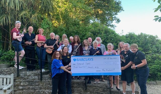Ukulele troupe present £500 cheque to Somerset Sight