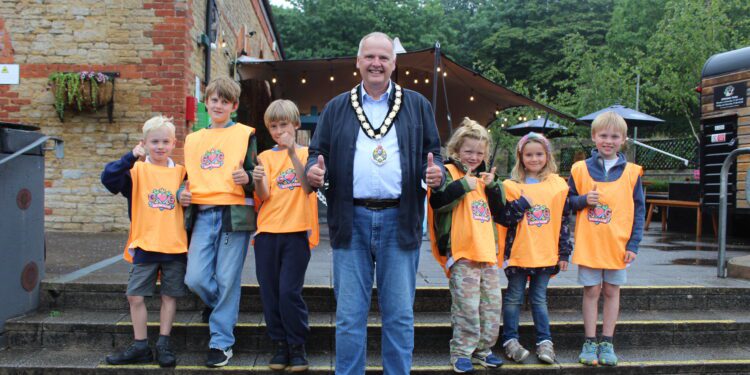 The Giving Gang – local  children give back to Frome