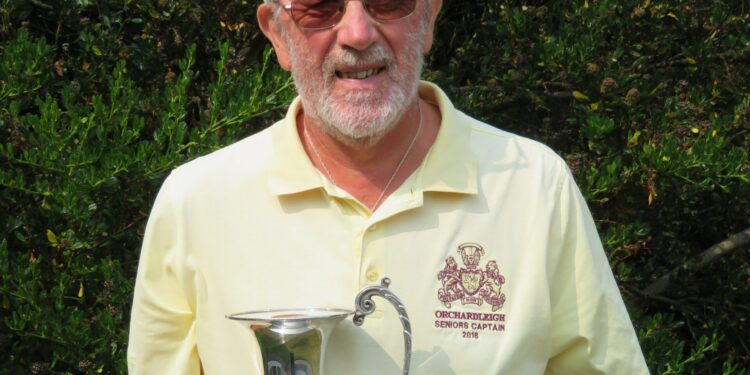 Charity golf day raises  £3,000 for hospice