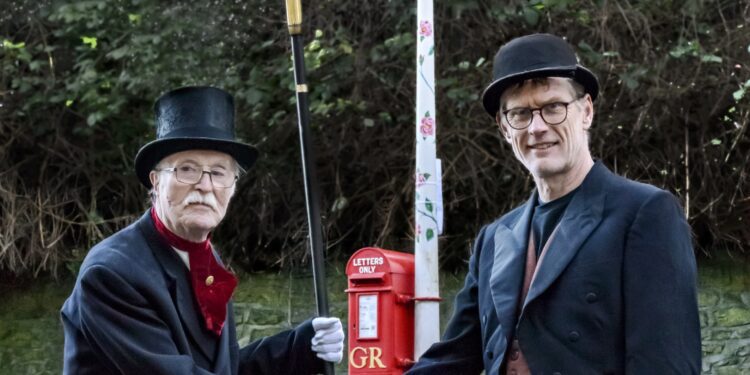 Valentine’s stalwart hands over tradition to new lamp-lighter