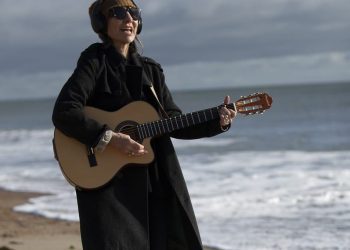Local folk singer launches new album in aid of Dorothy House