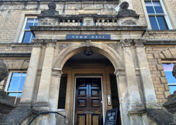 Council commissions review of management structure