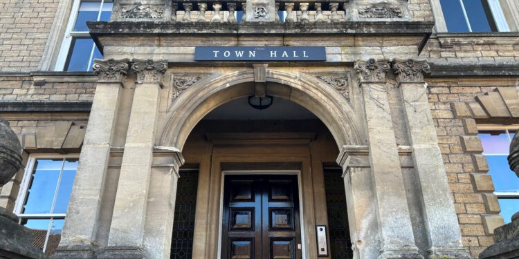Council commissions review of management structure